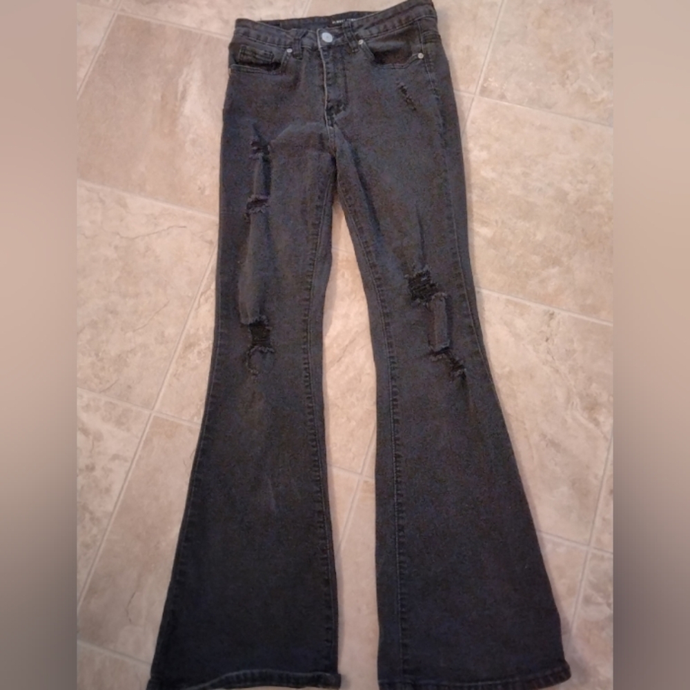 Almost Famous Ripped Jeans. Size 1 - Picture 3 of 6